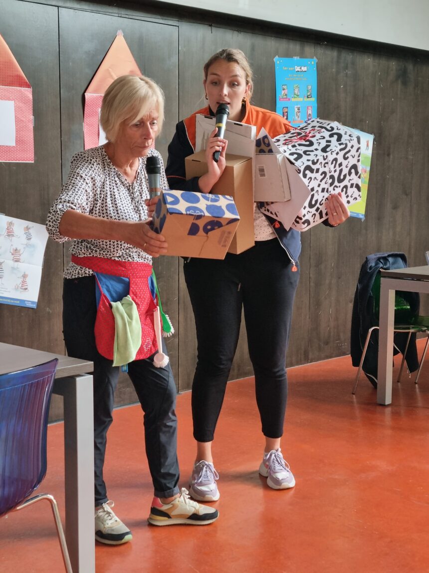 Postbode Snel van PostNL opent kinderboekenweek op De Bouwsteen - Foto W. Vergeer