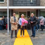 V.l.n.r. wethouder Robin Heij, mevrouw Korres en Dennis Lausberg, directeur-bestuurder HW Wonen - Foto Casper Streefkerk