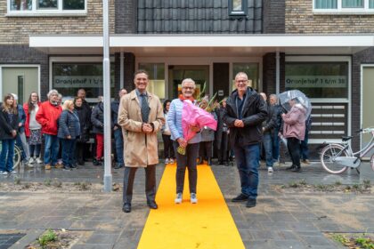 V.l.n.r. wethouder Robin Heij, mevrouw Korres en Dennis Lausberg, directeur-bestuurder HW Wonen - Foto Casper Streefkerk