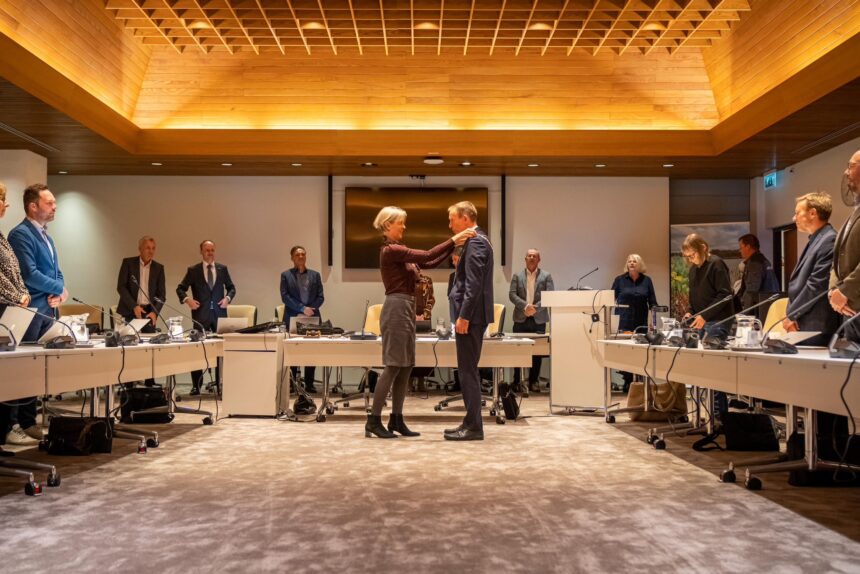 De gemeenteraad verwelkomde de nieuwe burgemeester gisteravond in de raadzaal. Op die avond vond ook de symbolische overdracht van de ambtsketen plaats. - Foto Gemeente Hoeksche Waard
