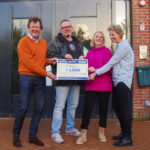 Leen Baars van MôtWat en Jim Peters van Hook's Bigband overhandigen de cheque aan Ilse Overbeeke en Karin Dorst van Halte Zomervilla