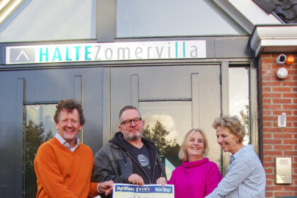 Leen Baars van MôtWat en Jim Peters van Hook's Bigband overhandigen de cheque aan Ilse Overbeeke en Karin Dorst van Halte Zomervilla