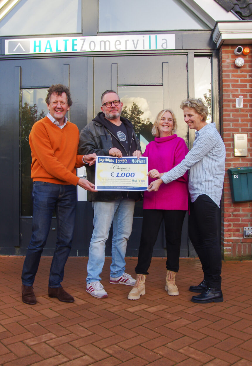 Leen Baars van MôtWat en Jim Peters van Hook's Bigband overhandigen de cheque aan Ilse Overbeeke en Karin Dorst van Halte Zomervilla