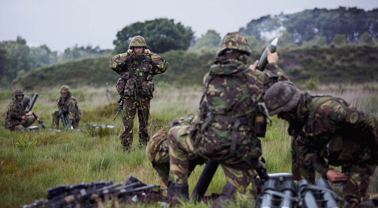 Militaire oefeningen 3e Bataljon PARA uit België in de Hoeksche Waard