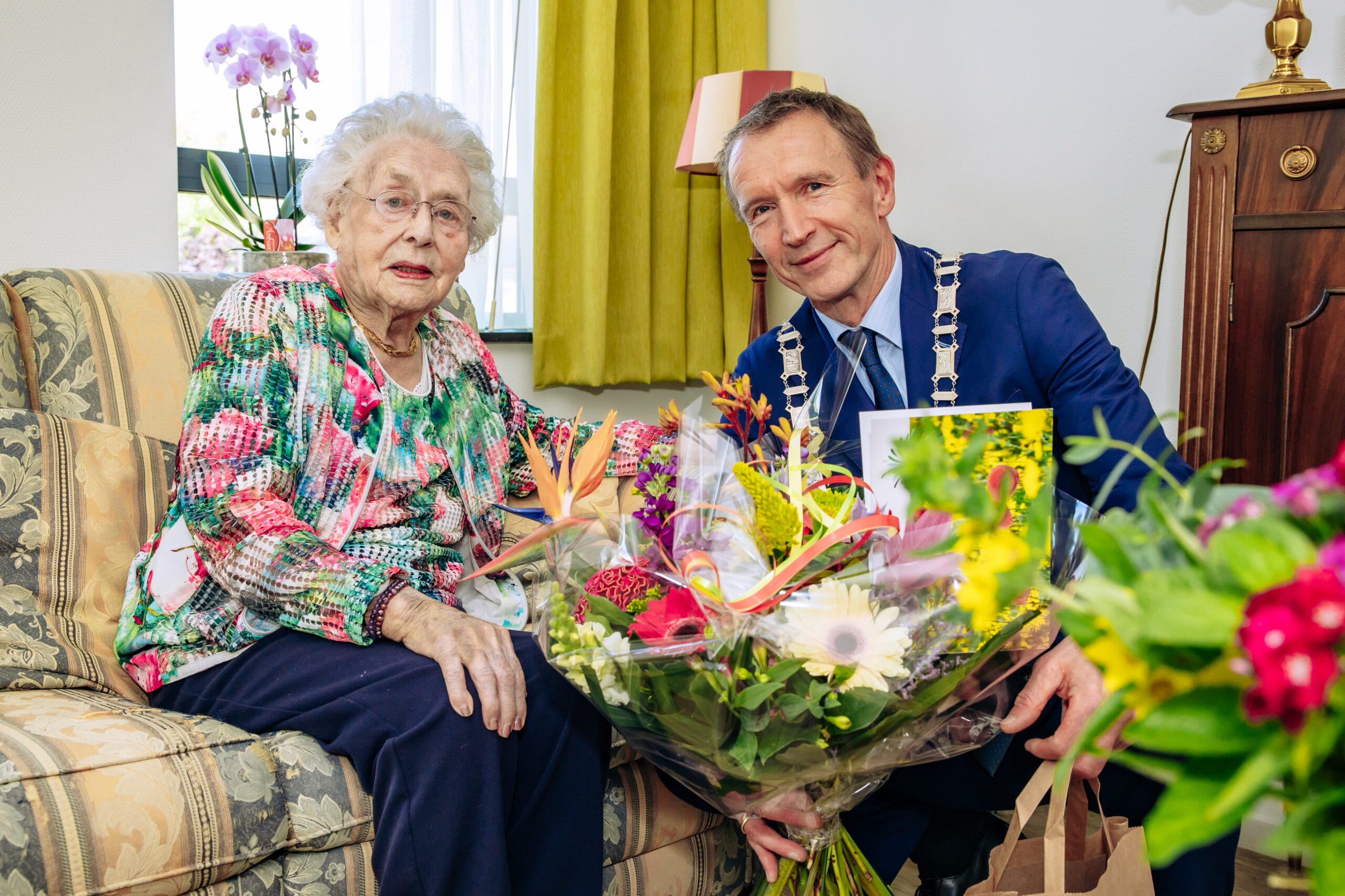 Bloemen en bonbons voor 104-jarige mevrouw Vos-Pijl uit Numansdorp