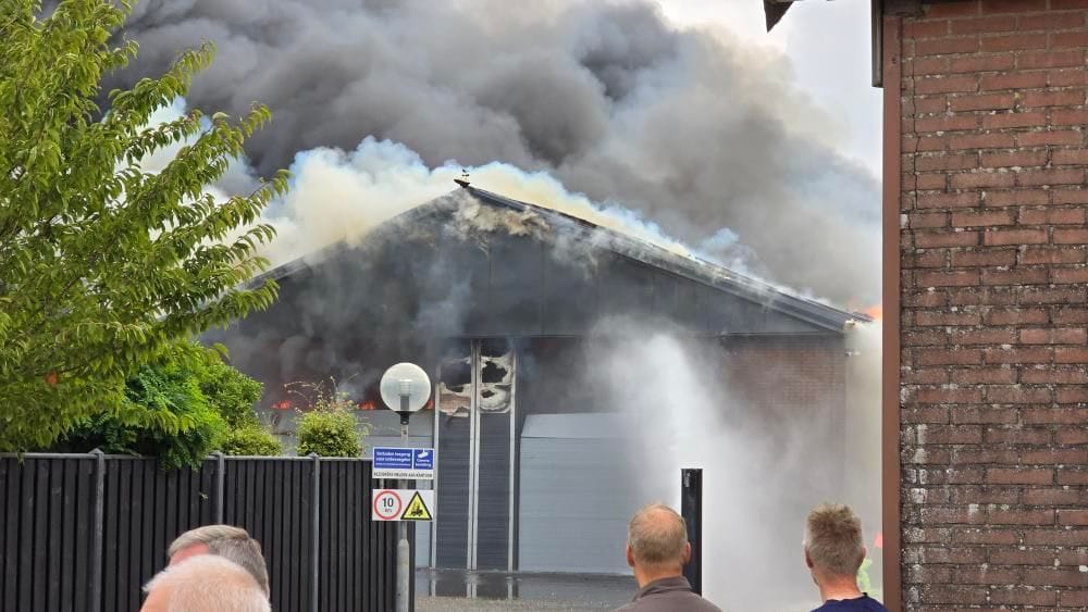 Brand in loods met auto’s in Zuid-Beijerland
