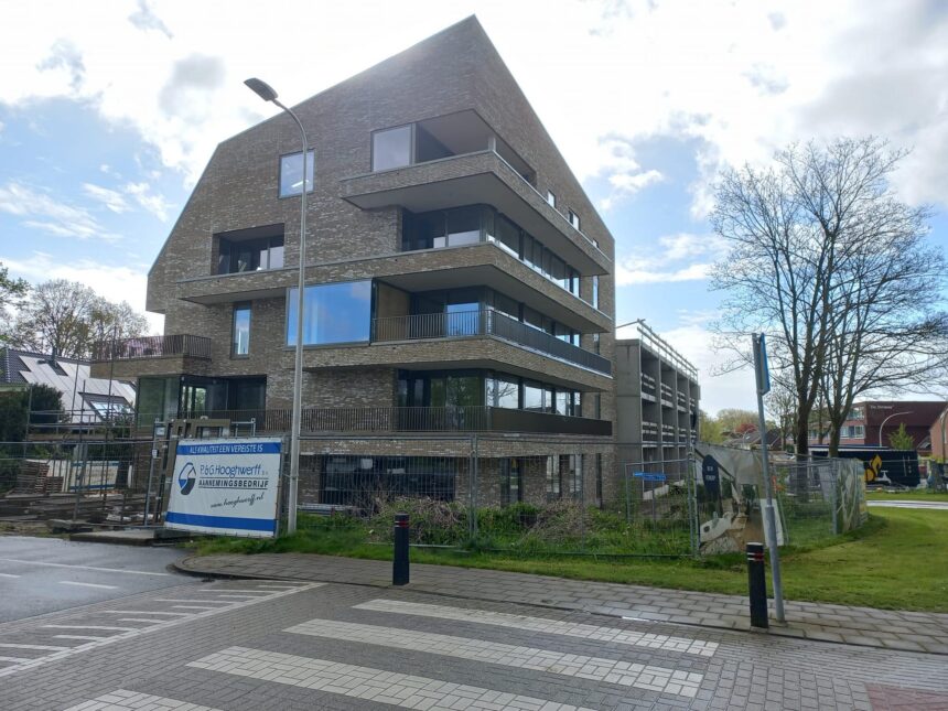 Aannemingsbedrijf P.&G. Hooghwerff heeft deze week het nieuwe appartementencomplex L’Entrepôt opgeleverd