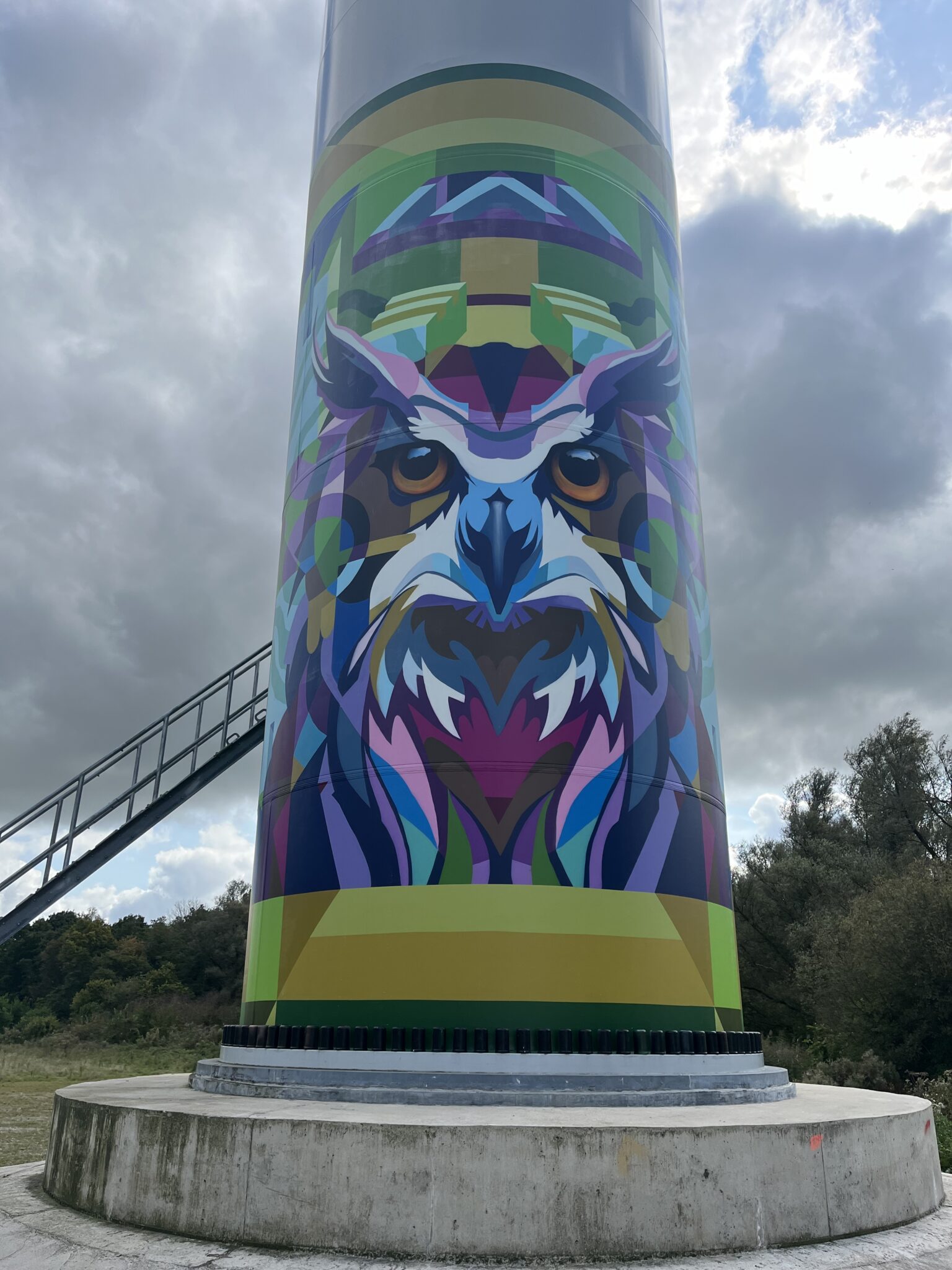 Windmolens langs de Oude Maas in Heinenoord schitteren dankzij street art  artiesten - Hoeksche Waard Nieuws