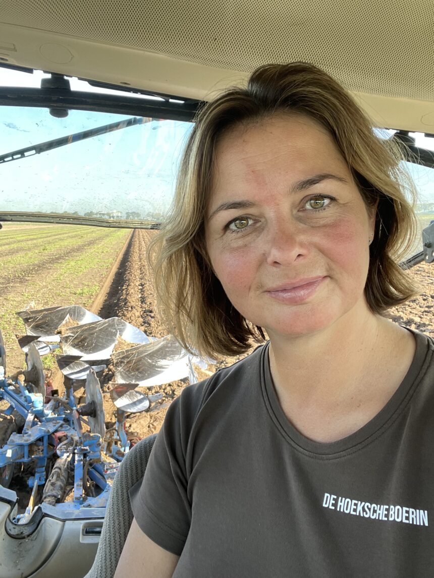 De Hoeksche boerin: “Bietenrooien is altijd vies, glad en glibberig in mijn beleving.” - Foto de Hoeksche Boerin