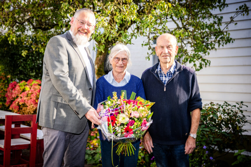 Wethouder Steen samen Echtpaar Smit-Baardman - Foto Jeffrey Groeneweg