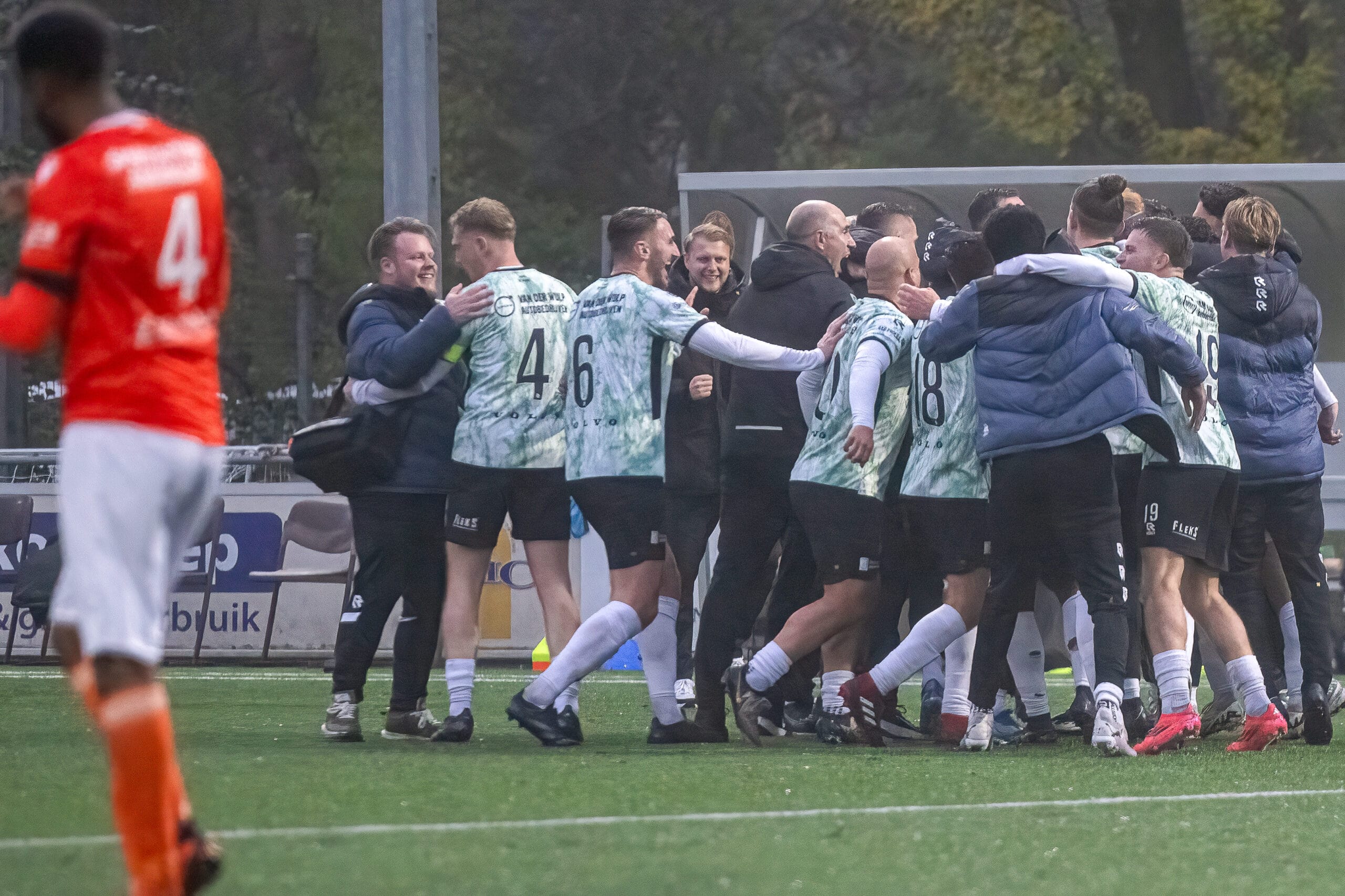 Tiental Heinenoord buigt achterstand om en wint van Oranje Wit