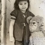 Tania Heimans als meisje dat vele malen verhuisde en in noodopvang verbleef nadat haar moeder er noodgewongen alleen voor kwam te staan.