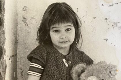 Tania Heimans als meisje dat vele malen verhuisde en in noodopvang verbleef nadat haar moeder er noodgewongen alleen voor kwam te staan.