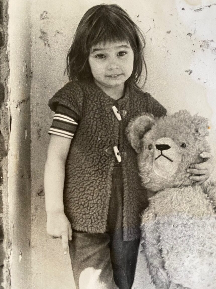 Tania Heimans als meisje dat vele malen verhuisde en in noodopvang verbleef nadat haar moeder er noodgewongen alleen voor kwam te staan.