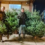 Niels, Lehto en Marijn, alle drie 21 jaar oud, hebben een kerstbomen drive-in opgezet om inwoners van de Hoeksche Waard op een gemakkelijke en feestelijke manier te voorzien van een kerstboom.