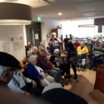 De bewoners van de zorginstelling genoten van de muziek - Foto PR