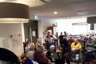 De bewoners van de zorginstelling genoten van de muziek - Foto PR