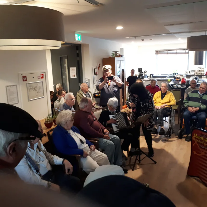 De bewoners van de zorginstelling genoten van de muziek - Foto PR