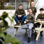 De picknicktafel is gemaakt door jongeren die zich hebben opgegeven voor zogenaamde Maatschappelijke Diensttijd (MDT). De picknicktafel is bedoeld als sociale ontmoetingsplek voor jong en oud.