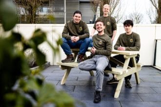 De picknicktafel is gemaakt door jongeren die zich hebben opgegeven voor zogenaamde Maatschappelijke Diensttijd (MDT). De picknicktafel is bedoeld als sociale ontmoetingsplek voor jong en oud.