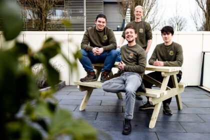 De picknicktafel is gemaakt door jongeren die zich hebben opgegeven voor zogenaamde Maatschappelijke Diensttijd (MDT). De picknicktafel is bedoeld als sociale ontmoetingsplek voor jong en oud.