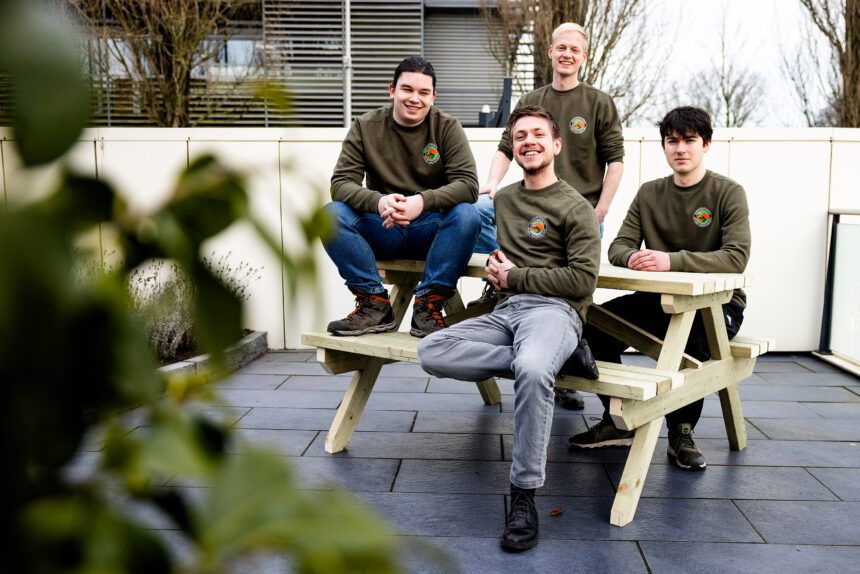 De picknicktafel is gemaakt door jongeren die zich hebben opgegeven voor zogenaamde Maatschappelijke Diensttijd (MDT). De picknicktafel is bedoeld als sociale ontmoetingsplek voor jong en oud.