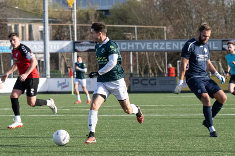 Dieterich langs doelman Keijzer die de bui al ziet hangen voor de 0-2. Foto Jack van der Starre