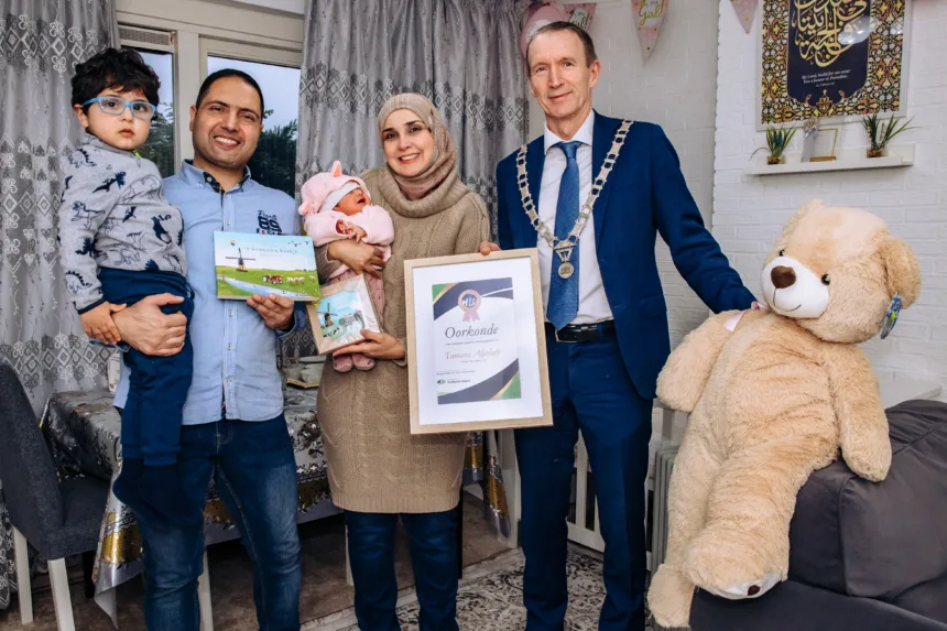 Op woensdag 22 januari bezocht burgemeester Erik van Heijningen de eerste baby die in de Hoeksche Waard is geboren: Tamara Aljalaly. Hij feliciteerde de kersverse ouders met de geboorte van hun tweede kindje. De burgemeester wenste het jonge gezin veel geluk.