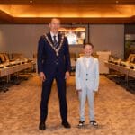 De 11-jarige Seppe Rijnberk uit Puttershoek is de nieuwe kinderburgemeester van de Hoeksche Waard. Hij nam vanavond tijdens een raadsvergadering het stokje over van de 11-jarige Babette Siebrecht. - Foto Heijblom Fotografie