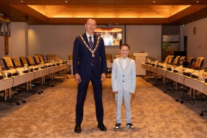 De 11-jarige Seppe Rijnberk uit Puttershoek is de nieuwe kinderburgemeester van de Hoeksche Waard. Hij nam vanavond tijdens een raadsvergadering het stokje over van de 11-jarige Babette Siebrecht. - Foto Heijblom Fotografie