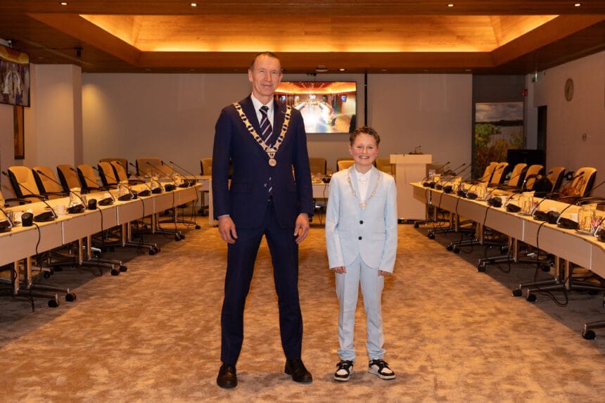 De 11-jarige Seppe Rijnberk uit Puttershoek is de nieuwe kinderburgemeester van de Hoeksche Waard. Hij nam vanavond tijdens een raadsvergadering het stokje over van de 11-jarige Babette Siebrecht. - Foto Heijblom Fotografie