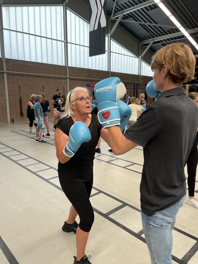 Een Hoeksche senior aan het boksen