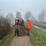 Een maatregel die het Waterschap al genomen heeft is het opgraven van een muskusrattenhol (zie foto) om te zien hoe de gangenstelsels lopen. Deze werkzaamheden zijn succesvol afgerond en het hol is gedicht. - Foto WHSD