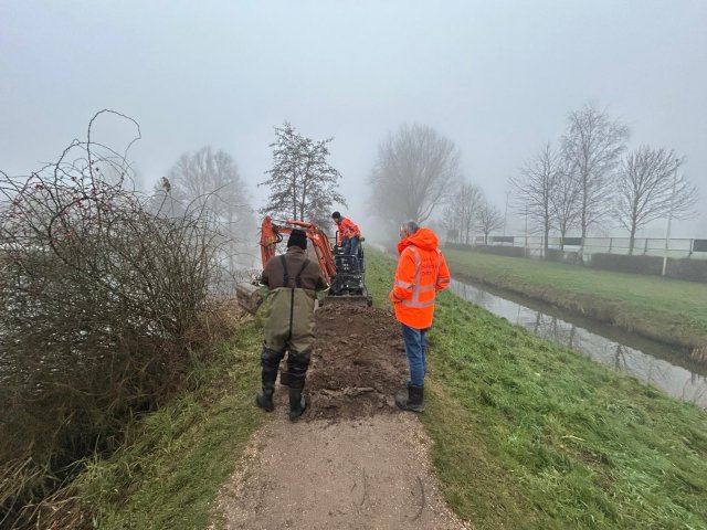 Een maatregel die het Waterschap al genomen heeft is het opgraven van een muskusrattenhol (zie foto) om te zien hoe de gangenstelsels lopen. Deze werkzaamheden zijn succesvol afgerond en het hol is gedicht. - Foto WHSD