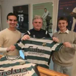 Op de foto poseren Luke Corver en Joost van der Veer samen met de hoofdsponsor en voorzitter Arie van den Berg. Heinenoord kijkt met vertrouwen uit naar de samenwerking met de twee spelers.