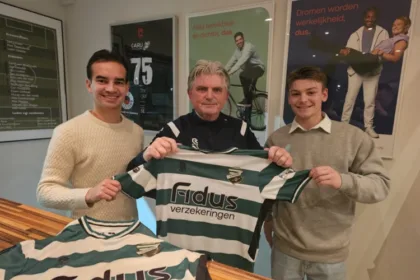 Op de foto poseren Luke Corver en Joost van der Veer samen met de hoofdsponsor en voorzitter Arie van den Berg. Heinenoord kijkt met vertrouwen uit naar de samenwerking met de twee spelers.