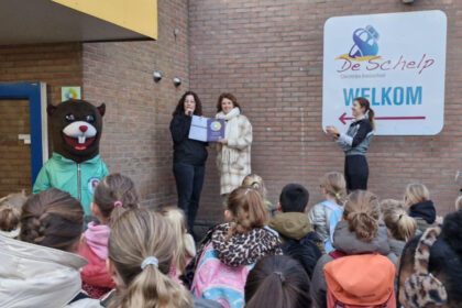 Van links naar rechts: Jessica de Geus, Regisseur Gezondheid vanuit Hoeksche Waard Actief, Helma Heesterman, directie CSG De Schelp, juf Evi, vakleerkracht CSG De Schelp.