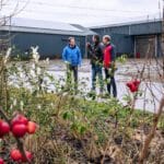 Inspirerend project voor vergroening van agrarische bedrijven van start op de foto Land en tuinbouw Wethouder Paul Boogaard op bezoek bij een landbouwer