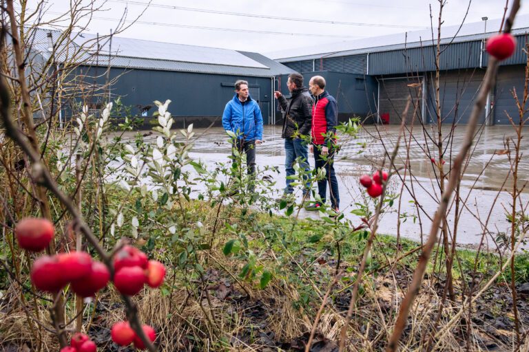 Inspirerend project voor vergroening van agrarische bedrijven van start op de foto Land en tuinbouw Wethouder Paul Boogaard op bezoek bij een landbouwer