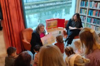 Vanochtend om 9.00 uur gaf wethouder Miranda den Tuinder (Onderwijs) het startsein voor de Nationale Voorleesdagen in de bibliotheek van Oud-Beijerland (Oude Raadhuis).
