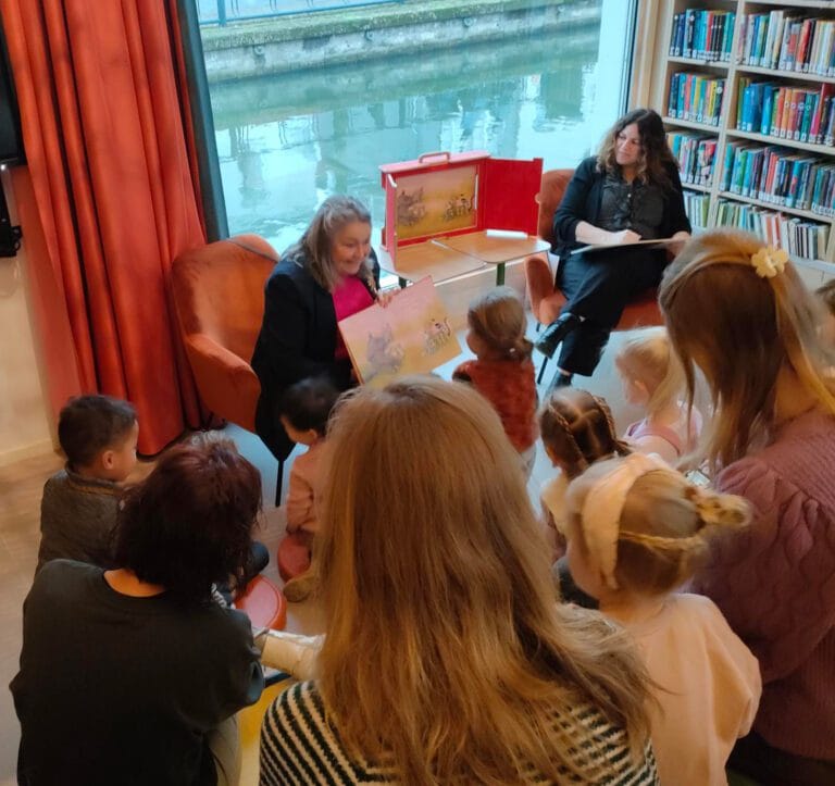Vanochtend om 9.00 uur gaf wethouder Miranda den Tuinder (Onderwijs) het startsein voor de Nationale Voorleesdagen in de bibliotheek van Oud-Beijerland (Oude Raadhuis).
