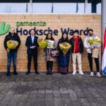 Op dinsdag 21 januari zijn 13 inwoners van de Hoeksche Waard officieel Nederlander geworden. Tijdens een feestelijke naturalisatieceremonie in het gemeentehuis van Oud-Beijerland reikte locoburgemeester Paul Boogaard hen de officiële documenten uit.