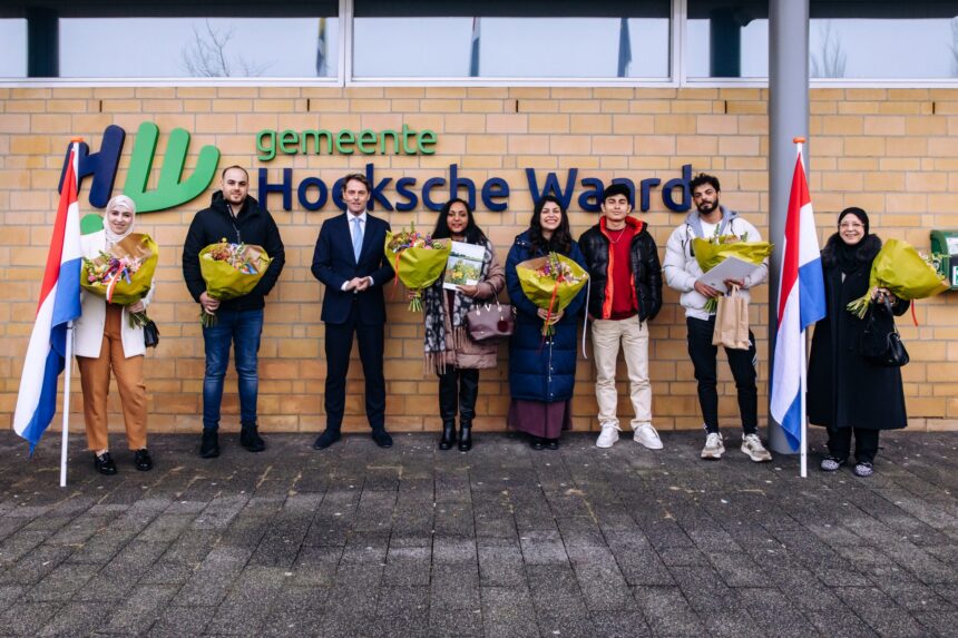 Op dinsdag 21 januari zijn 13 inwoners van de Hoeksche Waard officieel Nederlander geworden. Tijdens een feestelijke naturalisatieceremonie in het gemeentehuis van Oud-Beijerland reikte locoburgemeester Paul Boogaard hen de officiële documenten uit.