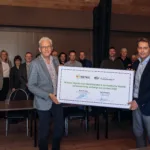 Maandag ondertekenden wethouder Paul Boogaard en Bram de Jong, voorzitter Detailhandelsraad Hoeksche Waard, een nieuwe uitvoeringsovereenkomst om de detailhandel en winkelgebieden op het eiland te versterken