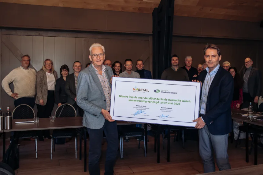 Maandag ondertekenden wethouder Paul Boogaard en Bram de Jong, voorzitter Detailhandelsraad Hoeksche Waard, een nieuwe uitvoeringsovereenkomst om de detailhandel en winkelgebieden op het eiland te versterken