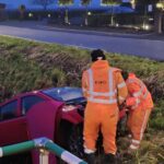 Twee auto’s in sloot na ongeval aan 1e Kruisweg in Oud-Beijerland - Foto Rik Bos