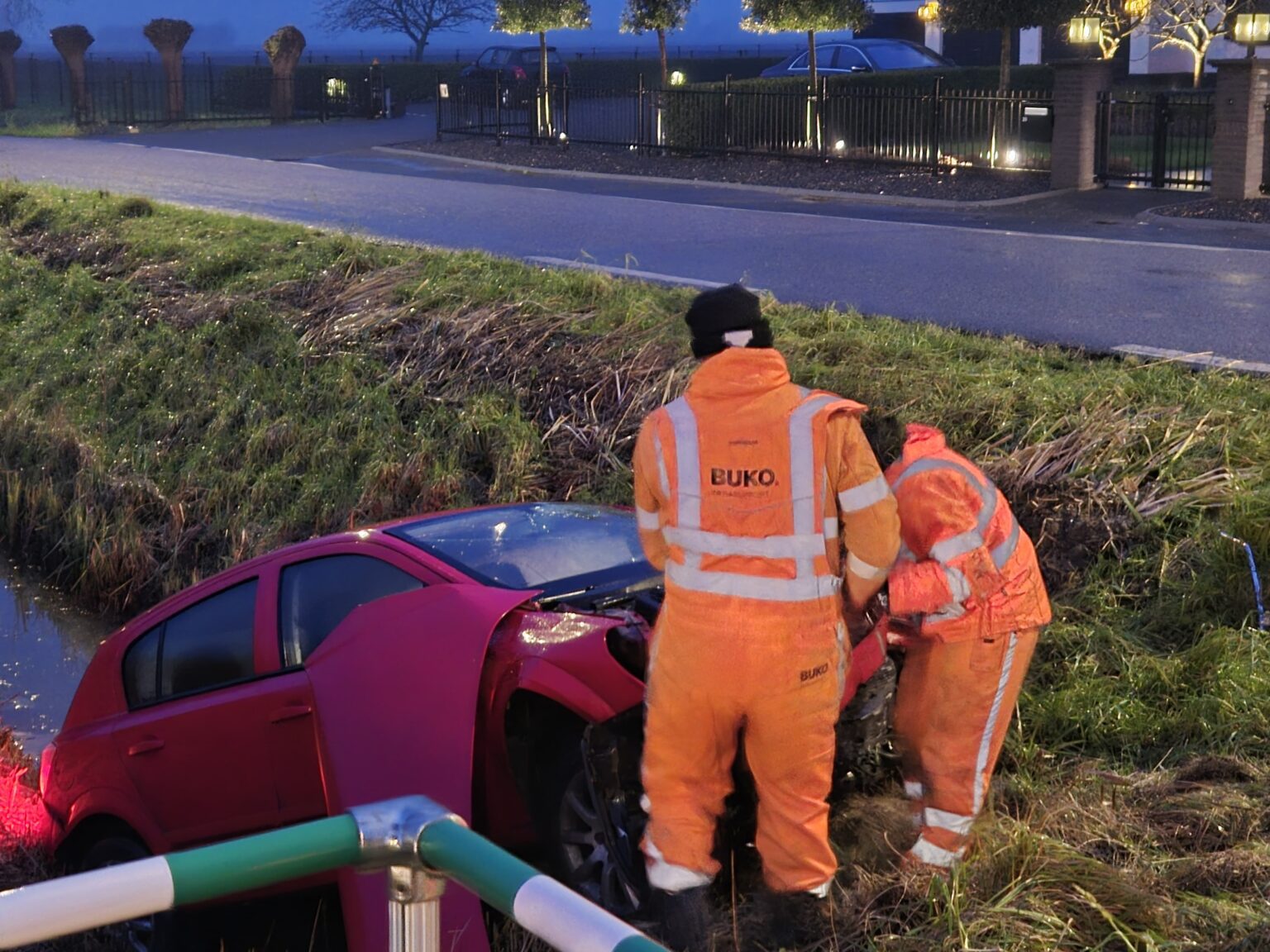 Twee auto’s in sloot na ongeval aan 1e Kruisweg in Oud-Beijerland - Foto Rik Bos