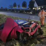 Twee auto’s in sloot na ongeval aan 1e Kruisweg in Oud-Beijerland - Foto Rik Bos