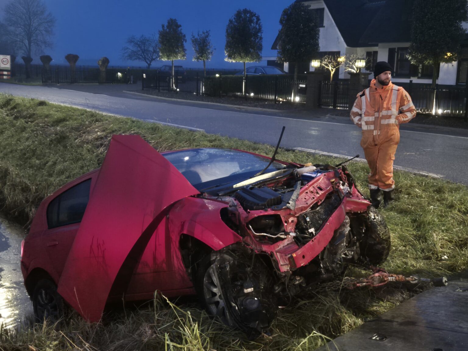 Twee auto’s in sloot na ongeval aan 1e Kruisweg in Oud-Beijerland - Foto Rik Bos