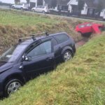 Twee auto’s in sloot na ongeval aan 1e Kruisweg in Oud-Beijerland - Foto Rik Bos